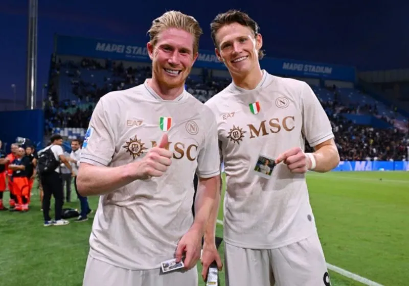 Scott McTominay và De Bruyne chụp ảnh sau trận.